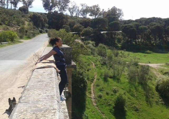  Holding on before jumping